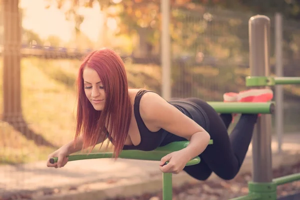 Красивая молодая женщина спорта в парке — стоковое фото
