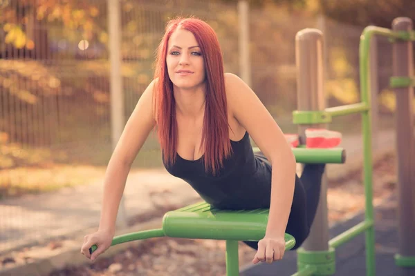 Schoonheid jonge vrouw sport in het park — Stockfoto