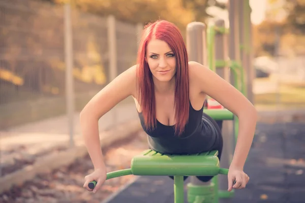 Beauty young woman sports in the park — Stock Photo, Image