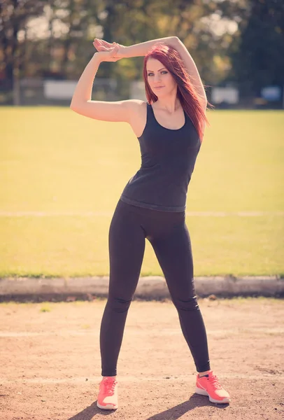 Pretty woman warm up in the fitness park — Stock Photo, Image