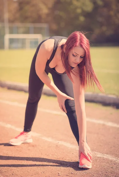 Güzel kadın fitness parkta ısınmak