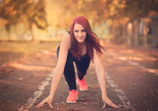 Yolda çalışmaya başlayan güzel kadın