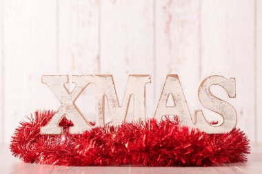 Xmas metin ve ahşap arka plan üzerinde kırmızı kurdele