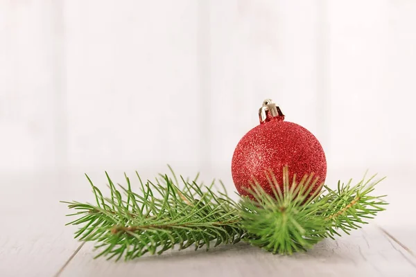 나무 배경에 걸려 있는 크리스마스 장식 — 스톡 사진