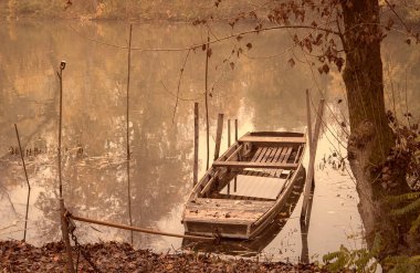 Vintage Fotoğraf Nehri üzerinde bir tekne