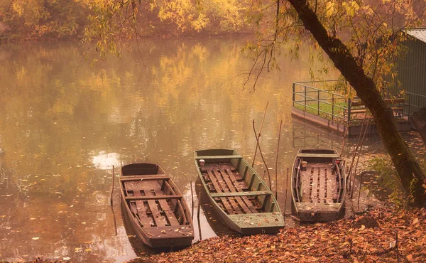 Żywe, kolorowe zdjęcie łodzi na rzece — Zdjęcie stockowe