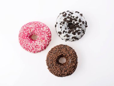 Beyaz üzerine serpiştirilmiş çörekler