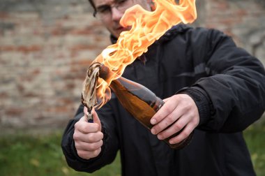 Molotof kokteyli ile adam saldırı