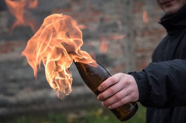 Molotof kokteyli ile adam saldırı