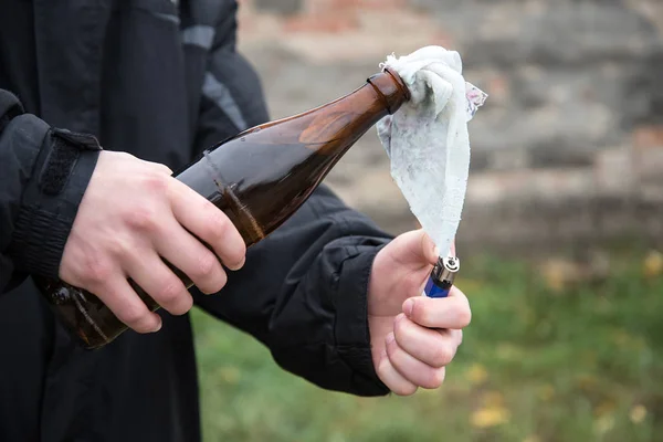 Mann mit Molotowcocktail angegriffen — Stockfoto