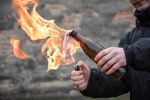 Hombre ataque con cóctel molotov — Foto de Stock