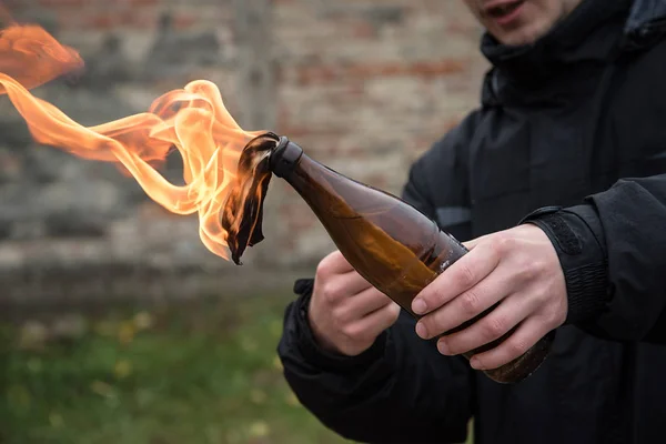 Attaque d'homme avec cocktail molotov — Photo