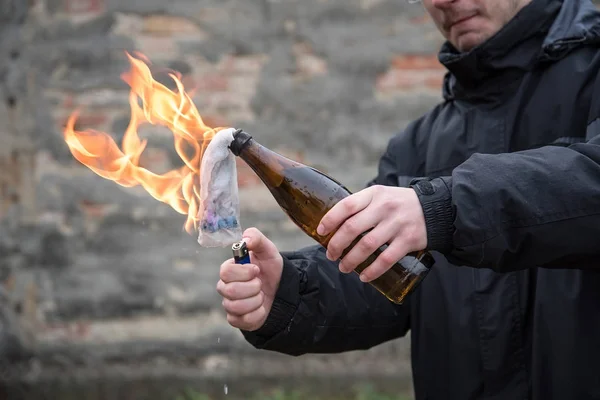 Attaque d'homme avec cocktail molotov — Photo