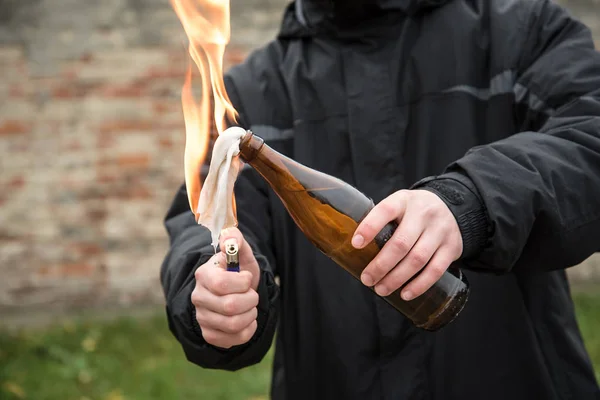 Attaque d'homme avec cocktail molotov — Photo