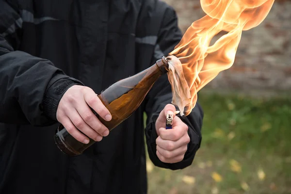 Attaque d'homme avec cocktail molotov — Photo