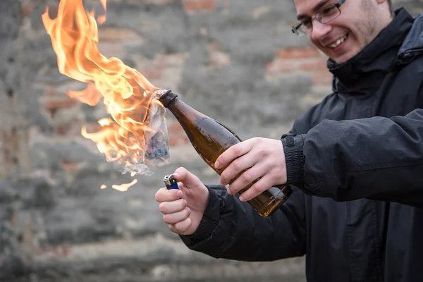 Attaque d'homme avec cocktail molotov — Photo