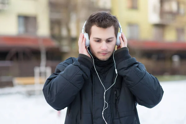 Ο άνθρωπος ακούει μουσική με τα ακουστικά του — Φωτογραφία Αρχείου