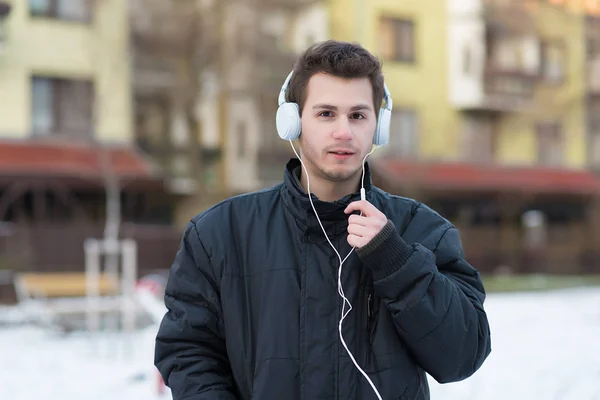 Чоловік слухає музику з навушниками — стокове фото