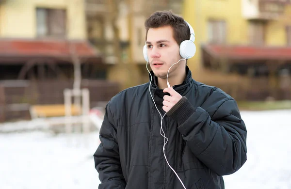 남자 그의 헤드폰으로 듣는 음악 — 스톡 사진