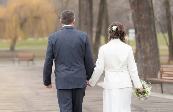 結婚されていたカップルが公園を散歩して — ストック写真