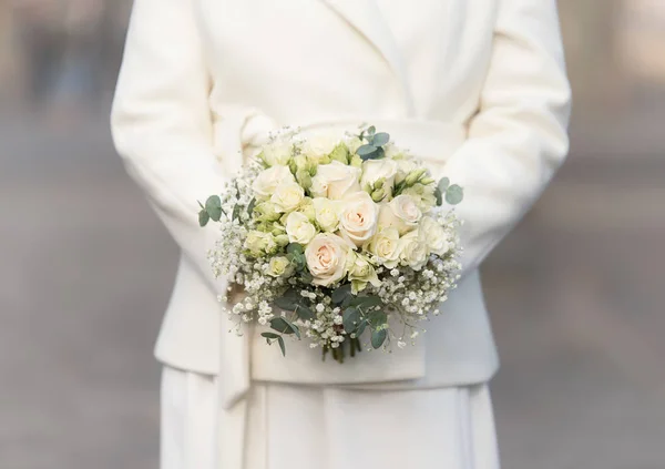 Beau bouquet de mariage dans les mains — Photo