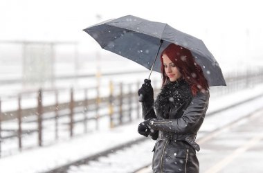 Bir tren istasyonunda bekleyen genç kadın