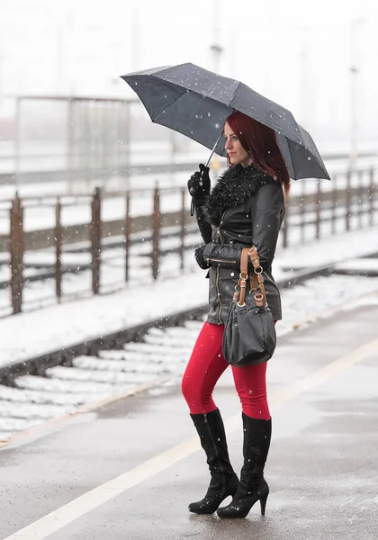 Jeune femme en attente d'un train à la gare — Photo