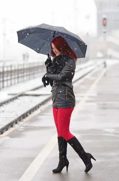 Jeune femme en attente d'un train à la gare — Photo