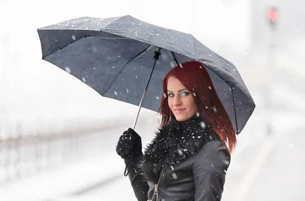 Jeune femme en attente d'un train à la gare — Photo