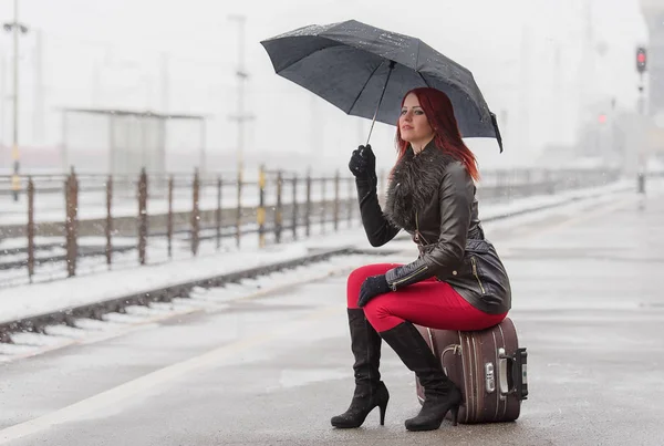 Νεαρή γυναίκα που περιμένουν για ένα τρένο στο σταθμό — Φωτογραφία Αρχείου
