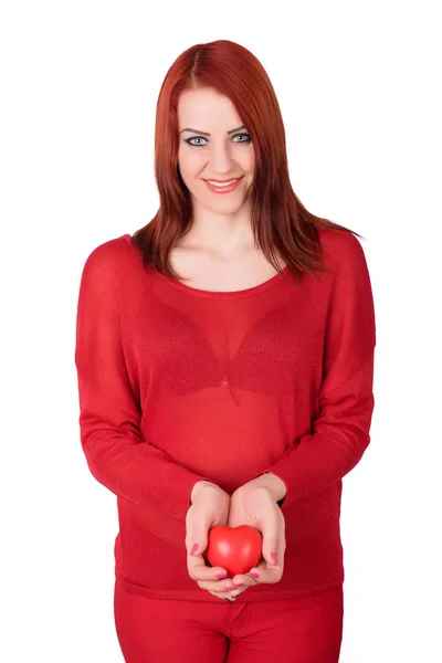 Kırmızı bir kalp tutan şirin kadın — Stok fotoğraf