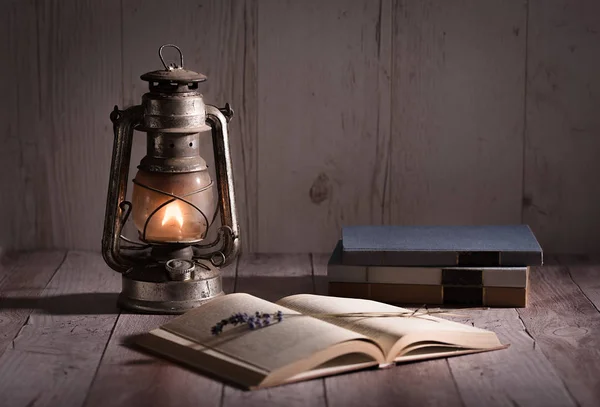 Vieux Livre Antique Ouvert Brûlant Lampe Kérosène Sur Table Bois — Photo