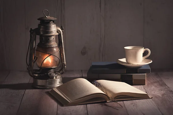 Vieux Livre Antique Ouvert Brûlant Lampe Kérosène Sur Table Bois — Photo
