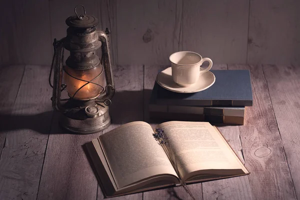 Antigo Livro Antigo Abriu Queima Lâmpada Querosene Mesa Madeira — Fotografia de Stock