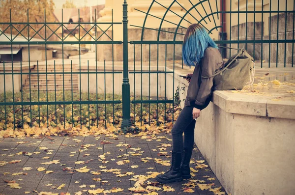 Emo ragazza fumare e utilizzare il suo telefono in strada — Foto Stock