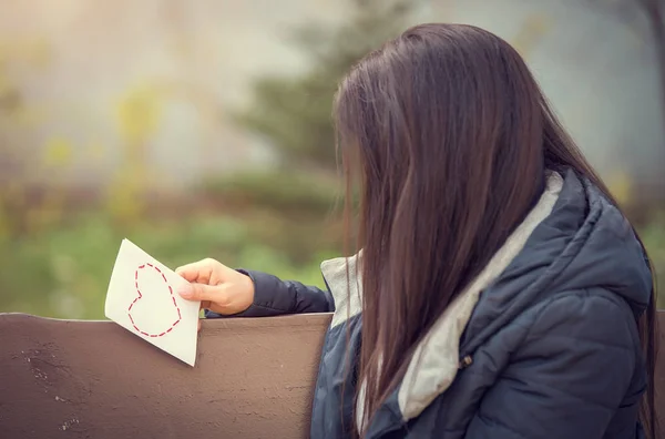 Mujer sosteniendo una carta de amor en su mano — Foto de Stock