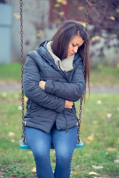 Mujer triste en el parque —  Fotos de Stock