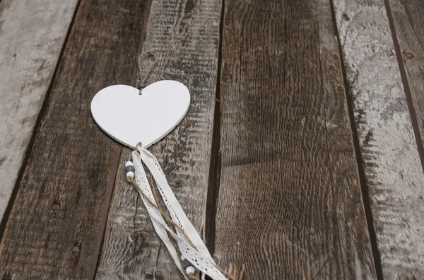 Σχήμα καρδιάς σε ξύλινο φόντο — Φωτογραφία Αρχείου