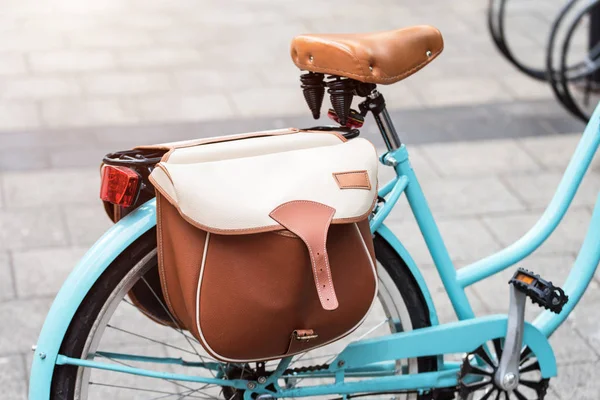 Кожаная сумка на велосипеде — стоковое фото