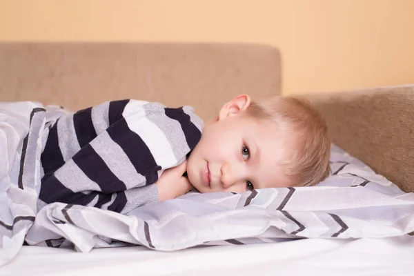 Young kid can't sleep on the bed — Stock Photo, Image