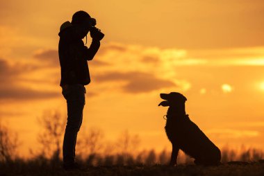 Sahibi, doğadaki köpeğinin fotoğrafını çeker.