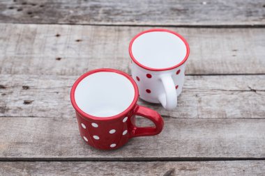 Tahta bir masada iki boş puantiyeli bardak.