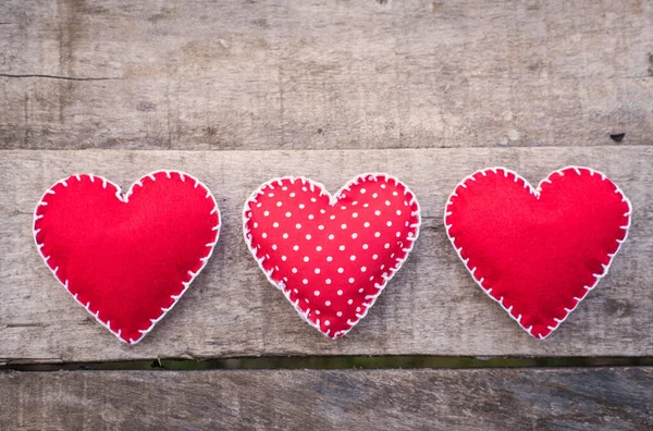 Três Forma Coração Vermelho Uma Mesa Madeira Parte Superior Vista — Fotografia de Stock