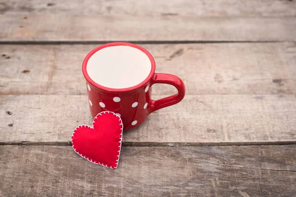 Caneca Ponto Polca Vermelha Com Símbolo Amor Uma Mesa Madeira — Fotografia de Stock