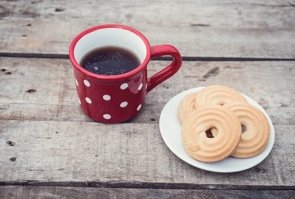 Chá Escuro Uma Caneca Bolinhas Vermelhas Com Biscoito Uma Mesa — Fotografia de Stock