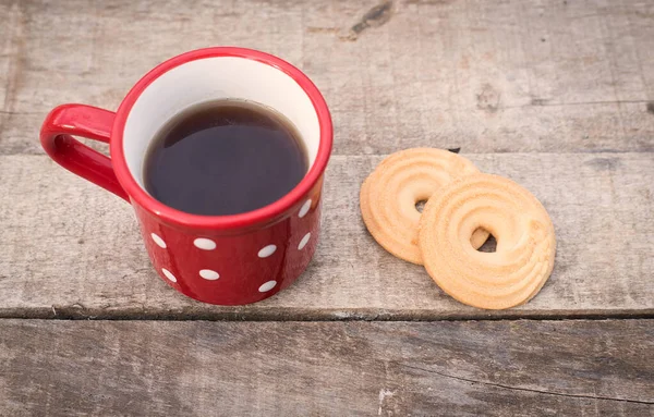 Chá Escuro Uma Caneca Bolinhas Vermelhas Com Biscoito Uma Mesa — Fotografia de Stock