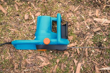 Ormanda çalıştıktan sonra elektrikli testere.