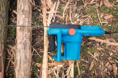 Ormanda çalıştıktan sonra elektrikli testere.