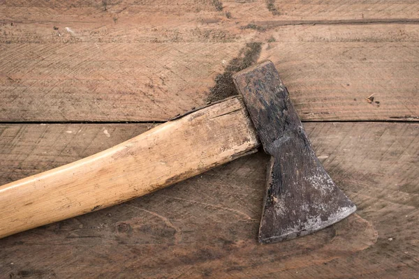 Oude Gebruikte Bijl Een Houten Ondergrond — Stockfoto