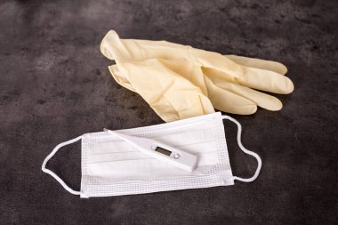 Virüsü durdur, Coronavirus! Maske ve masadaki diğer koruyucu araçlar